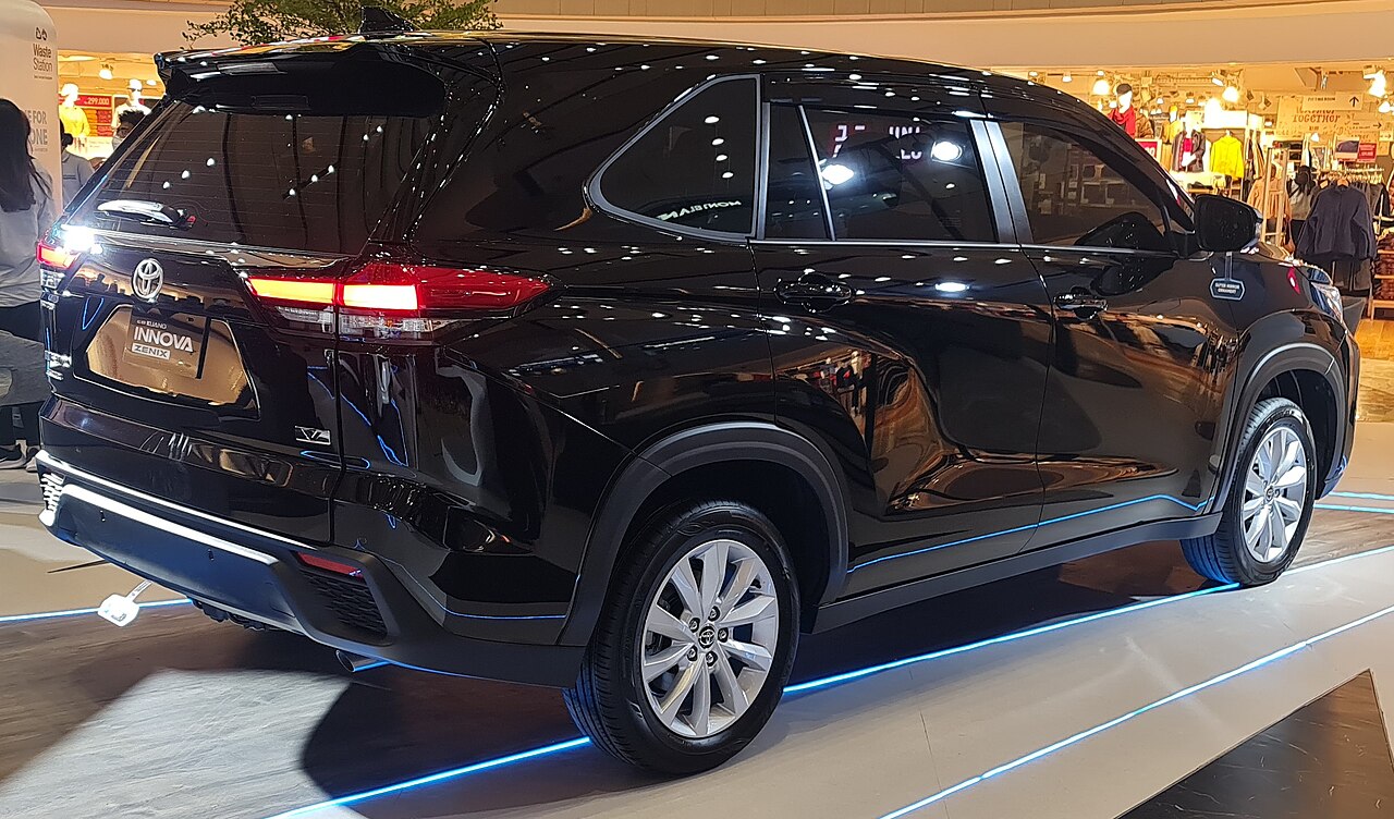 Toyota Innova Zenix 2024 V Hybrid 3